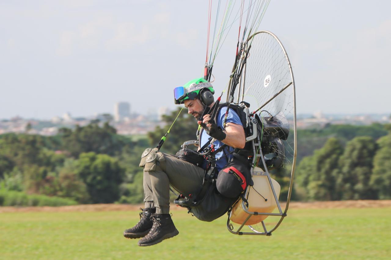 Piloto de paramotor voando com equipamento completo