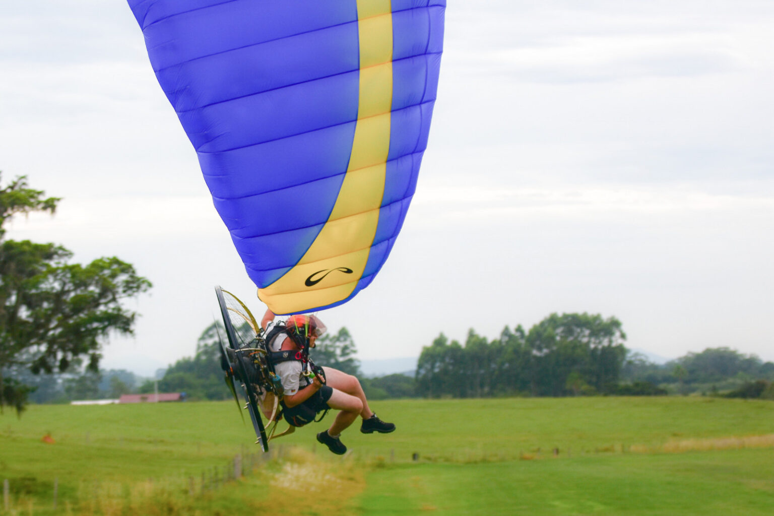 Equipamento de paramotor com asa e motor preparados para voo